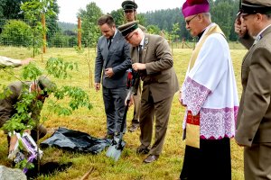 Upamiętniono leśników zamordowanych w Katyniu. Ponad sto dębów posadzono w Orzechowie