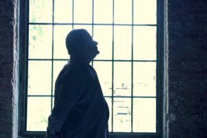 Kazik śpiewa w filmie o Tomaszu Komendzie. Zobacz klip!