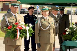 Dęby pamięci na przejściu granicznym w Grzechotkach. Upamiętniają sześciu oficerów zamordowanych w Charkowie i Katyniu