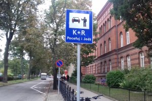 Pocałuj i odjedź. Specjalne strefy postoju pojawiły się przed ełckimi szkołami