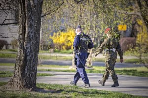 Policyjne interwencje za brak maseczek. Posypały się mandaty, zatrzymano też poszukiwanych przestępców