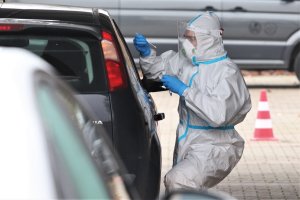 Coraz więcej wymazów w mobilnym punkcie poboru