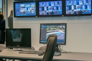 W Pasłęku zdewastowano miejsce upamiętniające Jana Pawła II. Policja zabezpieczyła monitoring