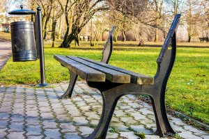 Setki ławek i koszy na śmieci w różnych częściach Elbląga. Miasto wypowiada wojnę wandalom