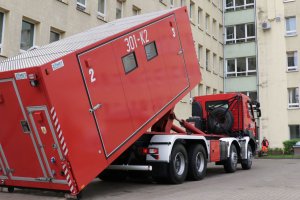 Kontenery zastąpią namioty przed szpitalem w Braniewie. Są przewożone z przejścia granicznego Gronowie