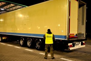 Podejrzana chłodnia na przejściu w Grzechotkach. Wartą 100 tysięcy złotych naczepę zatrzymano do wyjaśnienia