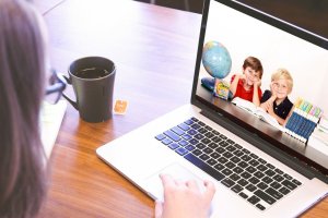 Kilkadziesiąt tysięcy uczniów wróciło do zdalnej nauki. Obostrzenia na Warmii i Mazurach mają potrwać 2 tygodnie