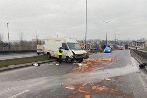 Wypadek na ulicy Towarowej w Olsztynie. Bus uderzył w bariery