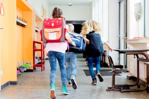 W poniedziałek do szkół wracają najmłodsi uczniowie