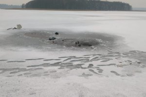 Utonięcie na Jeziorze Skarlińskim. Pod mężczyzną załamał się lód