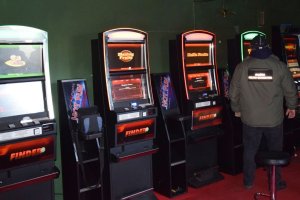 Nielegalny hazard w Pasłęku. Przed lokalem kilka kamer, a w środku zdjęcia inspektorów skarbowych