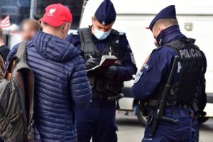 Policja zaostrza kontrole. Posypały się mandaty za brak maseczek