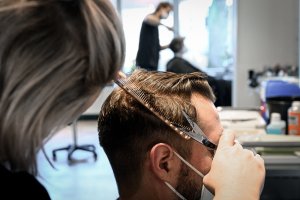 Fryzjerzy i kosmetyczki wracają. Ale nie wszędzie