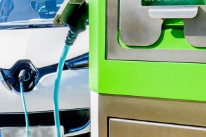 Przyjazne środowisku elektryki, ale... co zrobić gdy auto się zapali?