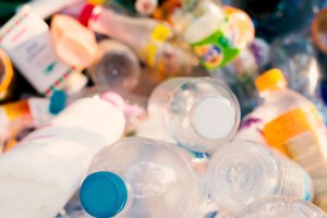 Koniec z zalewem plastiku? Nowe wsparcie dla samorządów w walce z jednorazówkami