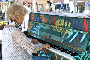 Muzyka dla każdego. Trwa happening przed olsztyńskim ratuszem