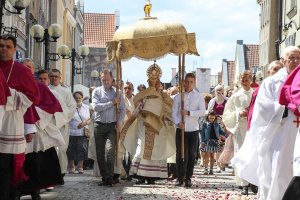 Katolicy obchodzą uroczystość Bożego Ciała