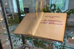 Otwarto wystawę poświęconą wizycie Jana Pawła II w Olsztynie. Można obejrzeć ponad 200 eksponatów