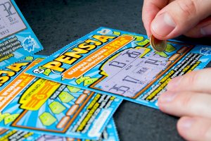 Ukradł prawie 600 zdrapek i... nic nie wygrał. Kłopoty mieszkańca Iławy