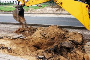 Niebezpieczne znalezisko podczas remontu drogi