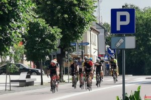 Trwa kolarski Pierścień Tysiąca Jezior. Pierwsi zawodnicy już dotarli na metę