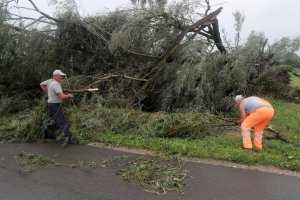 Po burzach ponad 2,7 tysiąca odbiorców nie miało prądu. Ewakuowano obóz harcerski