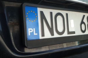 Zgadzał się model, nie zgadzały się tablice. Kierowca chryslera ukarany