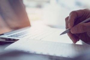 Podrabiał faktury sprzedaży pojazdów. Usłyszał kilkanaście zarzutów