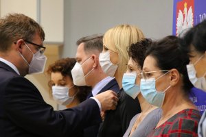 Wyróżnienia dla wyjątkowych osób. W Olsztynie wręczono kolejne medale i odznaczenia.