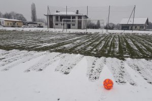 Ostatnia kolejka piłkarskiej 3. ligi za nami. Śnieg pokrzyżował plany Zniczowi Biała Piska