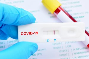 Warto zrobić test na COVID-19. Coraz więcej osób wraca z urlopu z zakażeniem