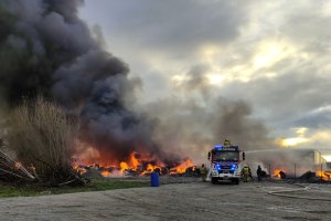 Wstrzymany ruch pociągów po pożarze składowiska. Jak długo potrwają utrudnienia?