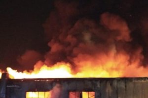 Strażacy walczyli z pożarem w zakładzie w Nowej Wsi Ełckiej