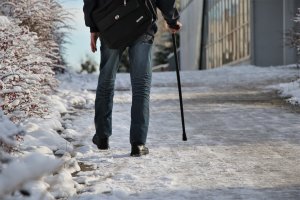 Zimowe wsparcie dla mieszkańców Iławy. MOPS pomaga w zakupach i organizacji opału