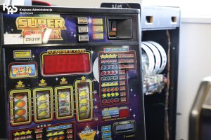 Przeszukanie posesji w Suchaczu. KAS i prokuratura badają sprawę automatów do gry