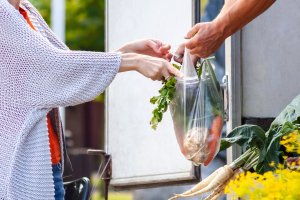 Światowy Dzień Sprawiedliwego Handlu. Co kryje się za niską ceną produktów?