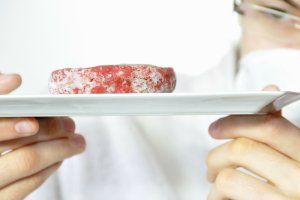 Fałszywa feta i wieprzowina w wołowinie. Wyniki kontroli żywności na Warmii i Mazurach