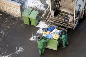 Część radnych sprzeciwia się podwyżkom za wywóz śmieci. 