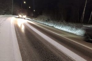 Uwaga na lód! Pogarszają się warunki na drogach i chodnikach