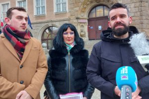 Działacze partii Razem o likwidacji ośrodka dla niesłyszących i podwyżce cen biletów na basen