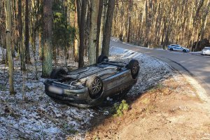 Ślisko na drogach regionu. W wypadkach pod Olsztynem ranne zostały dwie osoby