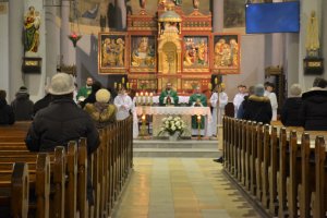 Wierni w liczbach. Jak zmienia się obecność katolików na mszach?