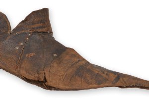 Historyczne buty na wystawie w Gołdapi. Najstarszy ma ponad 800 lat