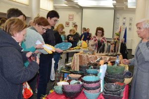 W starostwie powiatowym trwa wiosenny kiermasz. Dochód wspomoże osoby z niepełnosprawnością