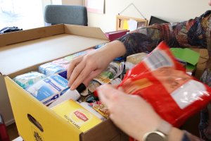 Dorośli przygotowują paczki, a dzieci rysunki. Elbląg wspiera walczących Ukraińców