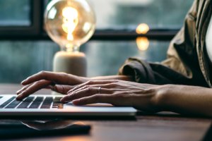 Influencerzy na celowniku UOKiK. Co sprawdza urząd?