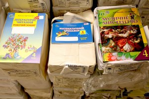 Podręczniki dla dzieci uchodźców. Pomoce szkolne przyjechały do Olsztyna z Ukrainy