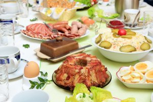 Z wielkanocnego stołu na śmietnik. Ponad połowa z nas marnuje jedzenie