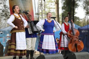 Folklor w Gietrzwałdzie. Stu trzydziestu artystów na jednej scenie