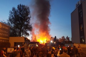 Milionowe straty po pożarze stolarni w przemysłowej dzielnicy Olsztyna [VIDEO i FOTO]